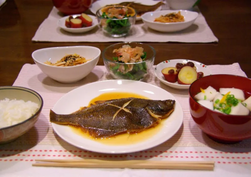 食卓に並んだ家庭料理